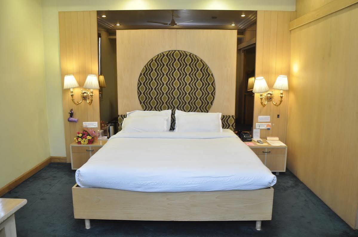Hotel Grand International Rāipur Exteriör bild