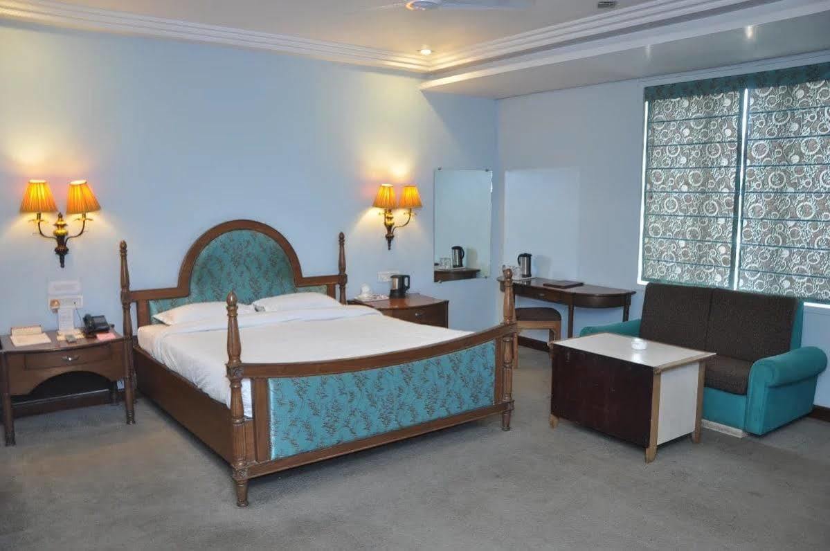 Hotel Grand International Rāipur Exteriör bild