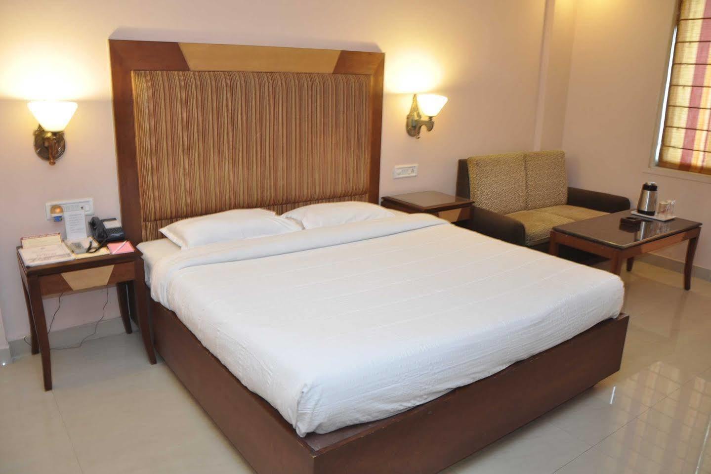 Hotel Grand International Rāipur Exteriör bild