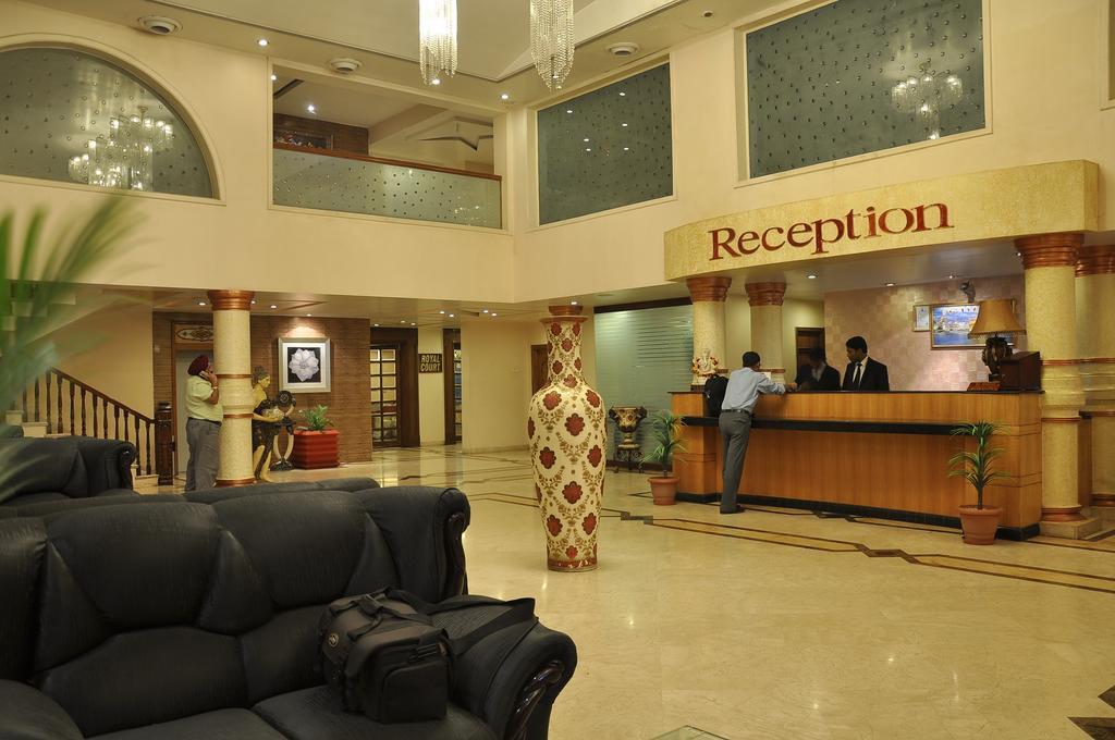 Hotel Grand International Rāipur Exteriör bild