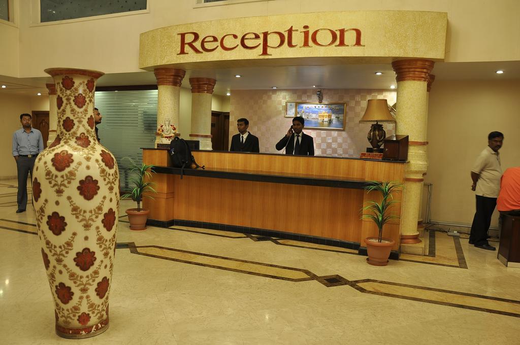 Hotel Grand International Rāipur Exteriör bild
