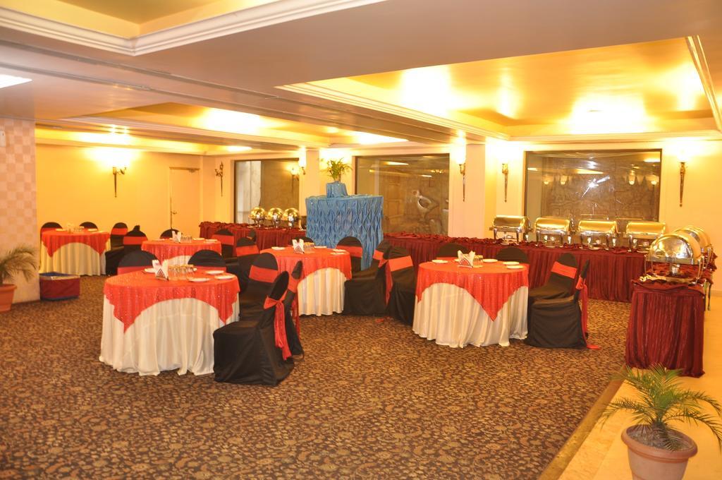 Hotel Grand International Rāipur Exteriör bild